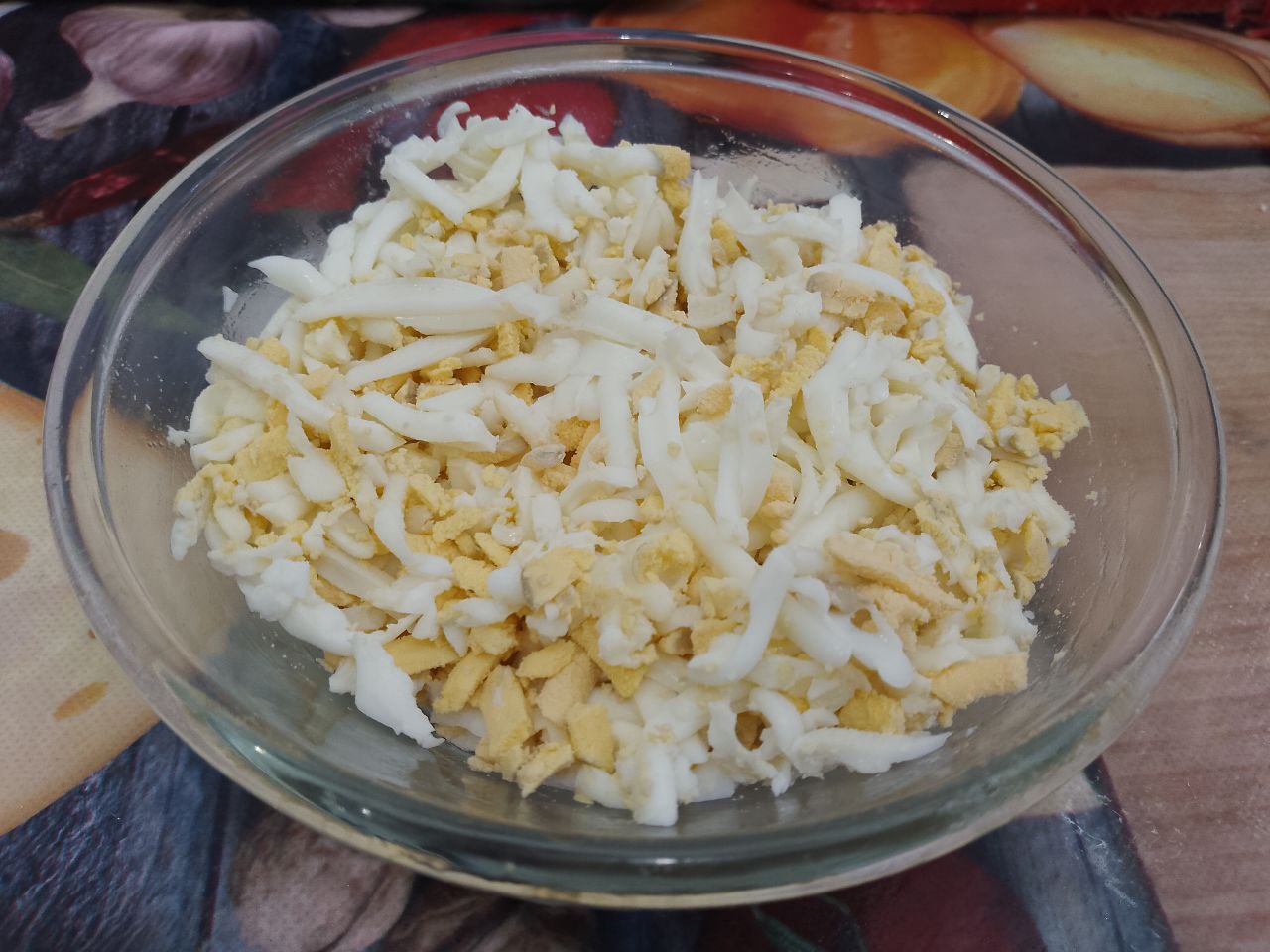 Запеченные баклажаны с начинкой из сыра и яиц: Яйца отвариваем вкрутую, охлаждаем в холодной воде, очищаем от скорлупы и натираем на крупной терке.