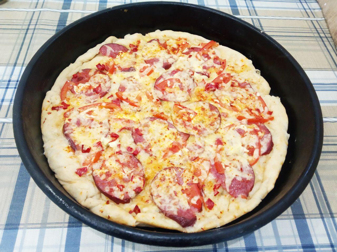 Пицца домашняя, просто, быстро и вкусно: Духовку разогреваем до 180 С и ставим пиццу в разогретую духовку. Выпекаем пиццу 25-30 минут в зависимости от