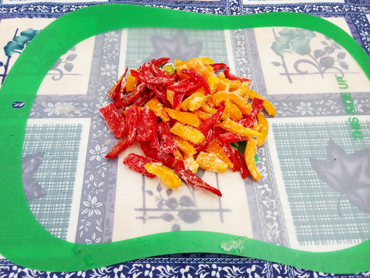 Чечевица тушеная с овощами, полезно и вкусно: Перец очищаем от семян и плодоножек, промываем и разрезаем на полоски. Перец я добавляла замороженный, я на