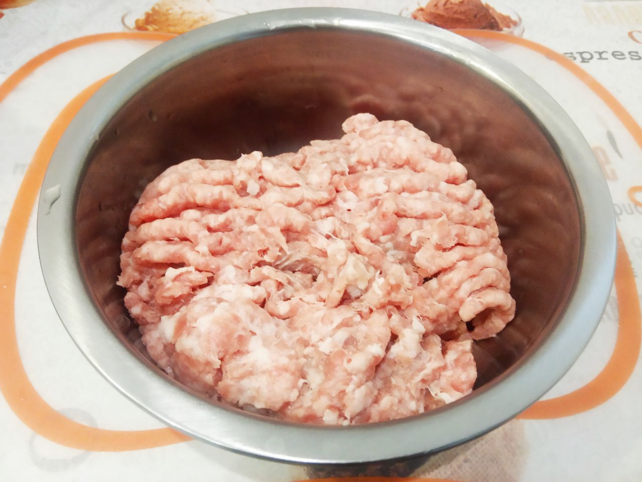 Мясные котлеты, запеченные в духовке, нежные и сочные: Мясо промываем водой, просушиваем и пропускаем через мясорубку.