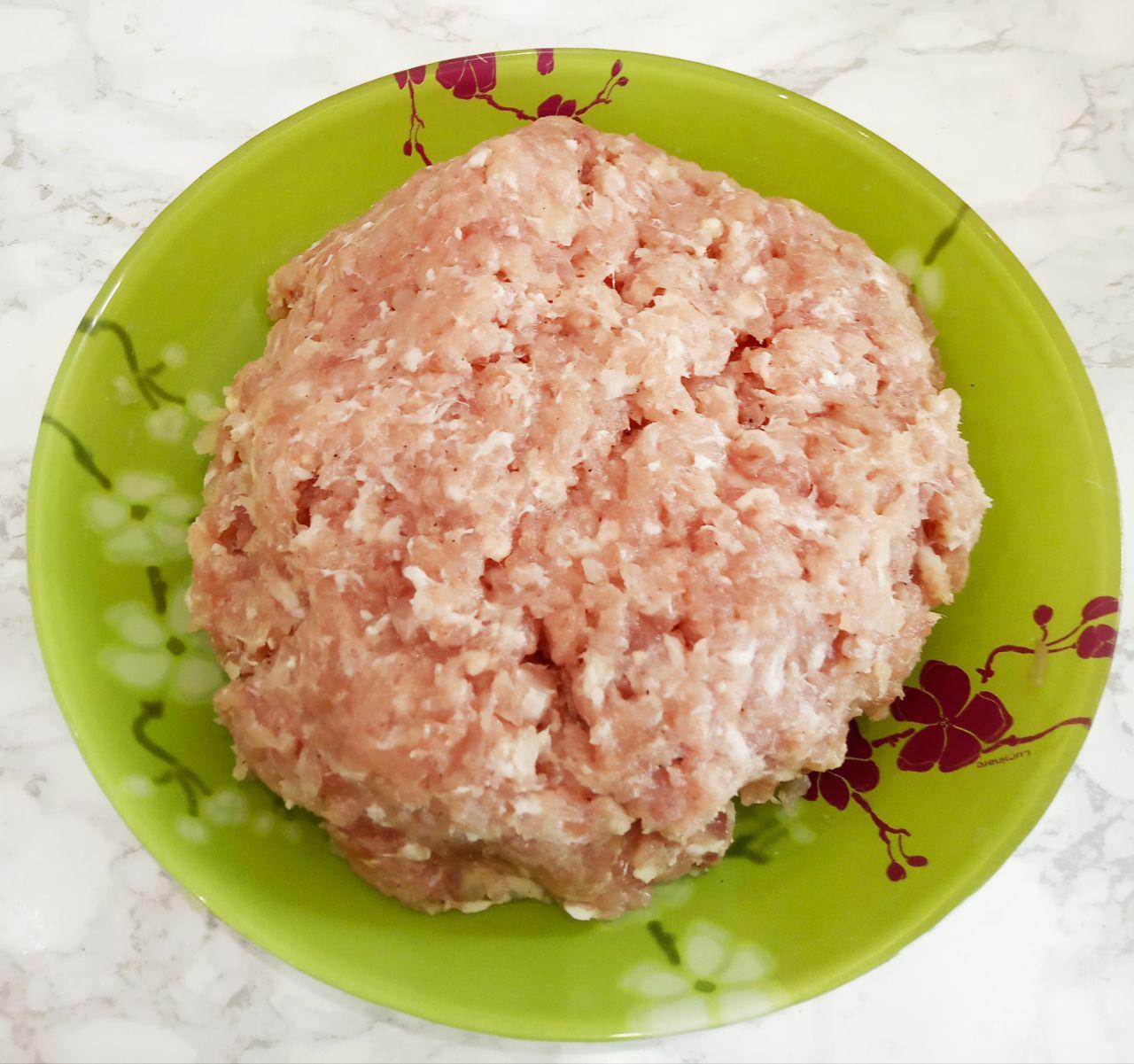 Вафельные трубочки с мясной начинкой в яичном кляре: Для начинки используем проверенный фарш или лучше всего мясо, но я использую то, что у меня есть в наличии.