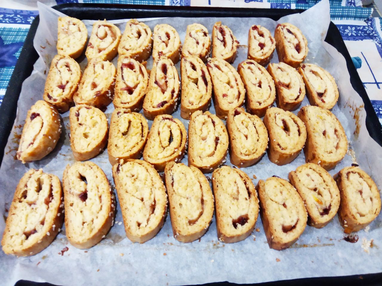 Печенье с джемом и кунжутом подсушенное в духовке: Печенье рулетики укладываем на противень и подсушиваем до золотистого цвета.