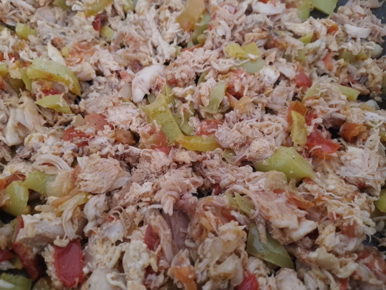 Лаваш запеченный в духовке, с начинкой из мяса, сыра и овощей, просто и вкусно: Кладем к обжаренным овощам измельченное мясо, солим, перчим, посыпаем сушеным чесноком, перемешиваем и