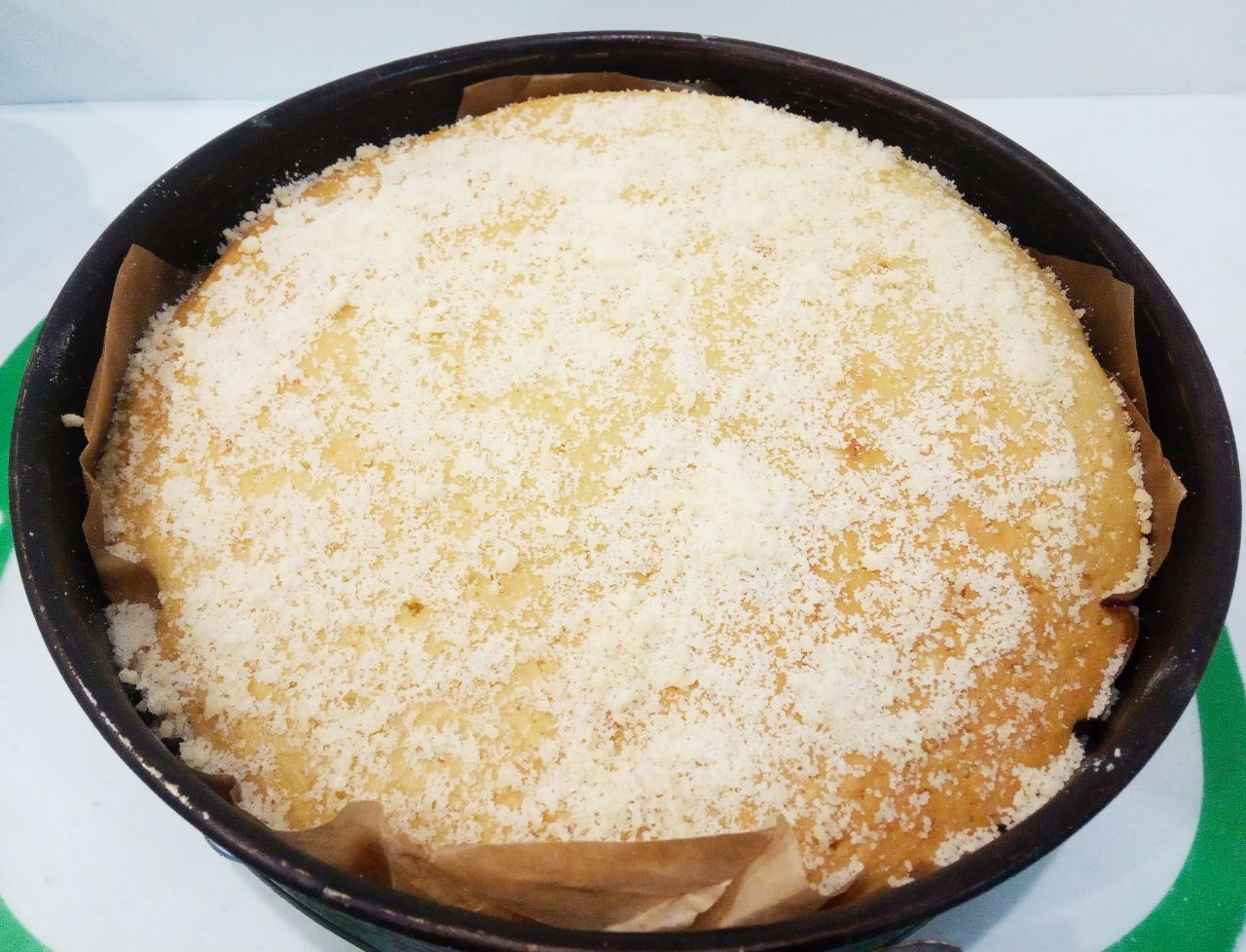 Манный пирог на кефире, просто и вкусно: Достаем пирог из духовки и охлаждаем. У меня осталась мучная крошка от предыдущей выпечки и я посыпала мучной