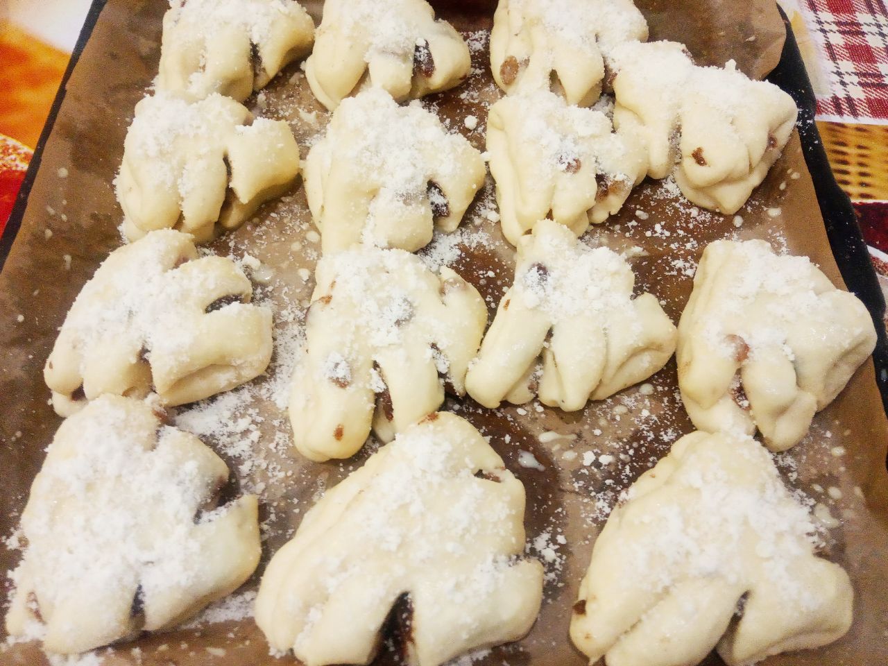 Булочки с начинкой из жареных яблок, изюма и корицы