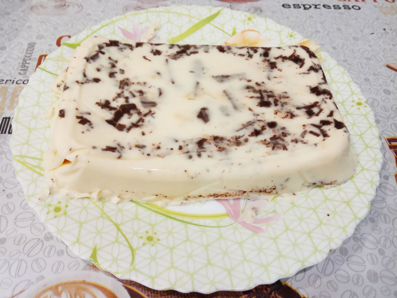 Молочный десерт с шоколадом, вкусный и аппетитный