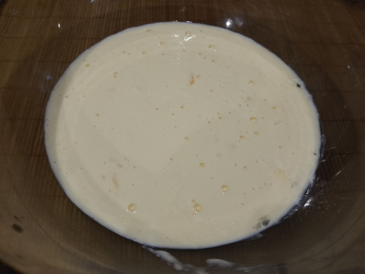 Пицца на сковороде, просто, быстро и вкусно: В чашу или миску разбиваем яйца, добавляем майонез и сметану, соль по вкусу, тщательно размешиваем.