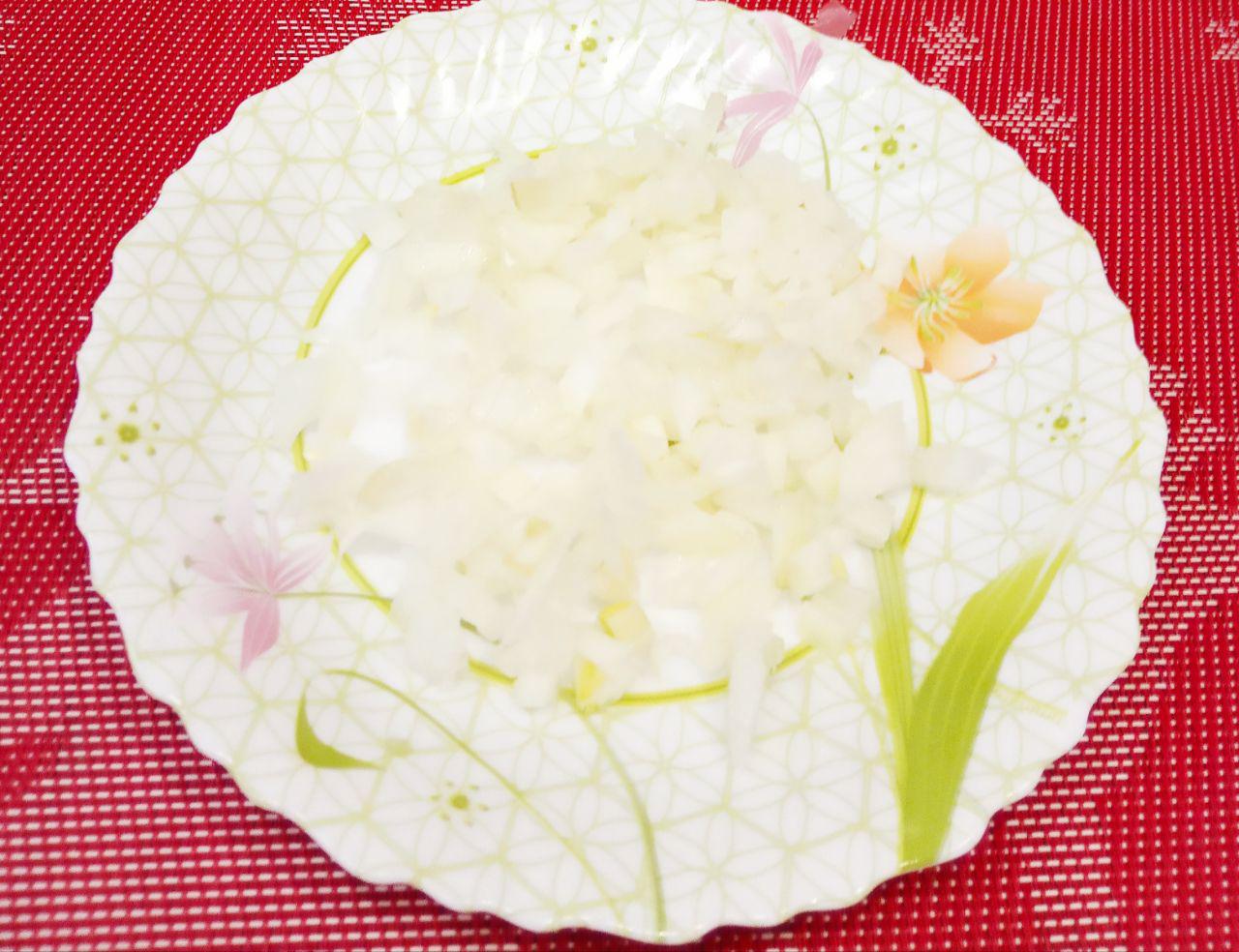 Картофельная запеканка с мясом и сыром: Лук очищаем от шелухи, промываем и измельчаем.