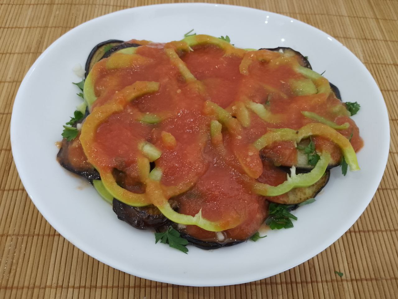 Салат из жареных баклажанов, помидоров, перца, чеснока и зелени, вкусный и аппетитный: Продолжаем чередование баклажанов, чеснока, зелени, перца и заливаем протертыми помидорами.