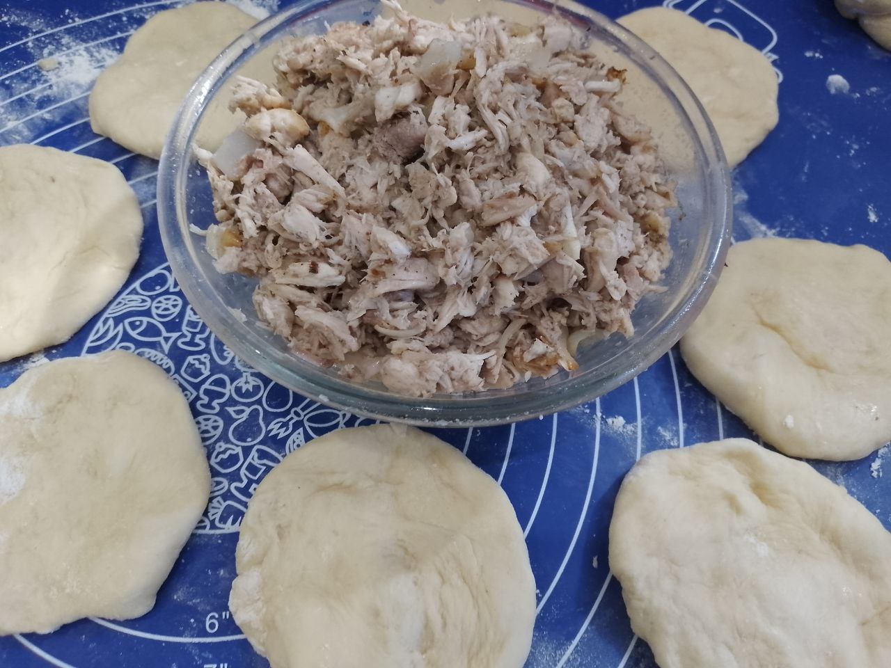 Жареные пирожки из дрожжевого теста, с мясом: Раскатываем тесто лепешками и кладем начинку.