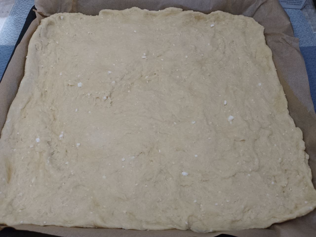 Творожный пирог с яблочной начинкой и штрейзельной крошкой: Противень застилаем пергаментом, равномерно распределяем тесто, формируем из теста бортики.