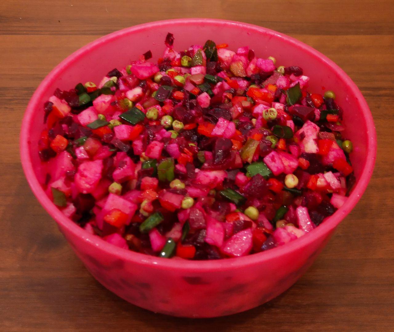 Овощной винегрет, полезно и вкусно: Соединяем все подготовленные ингредиенты, солим по вкусу. Заправляем растительным маслом. С квашеной капустой