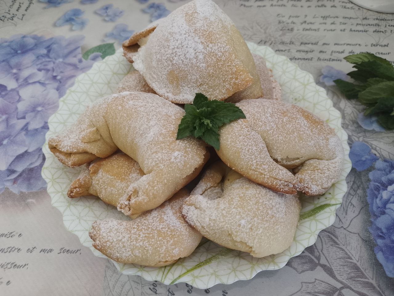 Песочное печенье с белковой начинкой, дополненной крахмалом и кокосовой стружкой