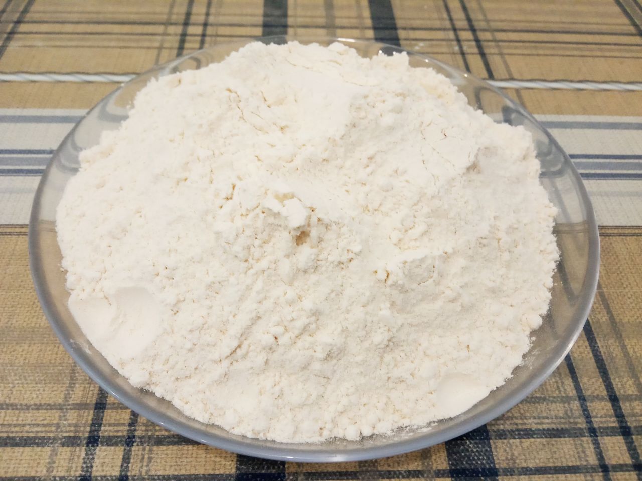 Домашнее печенье рассыпчатое и песочное, вкусное и аппетитное: Муку смешиваем с разрыхлителем для теста и просеиваем через мелкое сито. Три столовые ложки муки оставляем, а