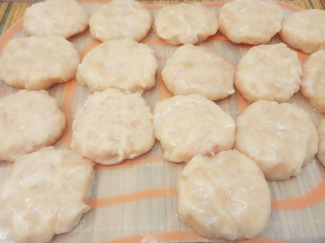 Отбивные в яичном кляре из фарша куриного филе, жареные на сковороде: Фарш разделяем на части, у меня вышло 18 частей.Руки смачиваем растительным маслом и формируем отбивные.