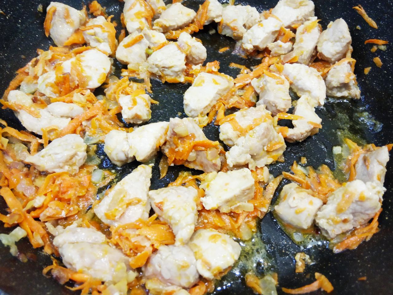 Тушеная чечевица со свининой и овощами, сытно и вкусно: Кладем кусочки мяса и также обжариваем.