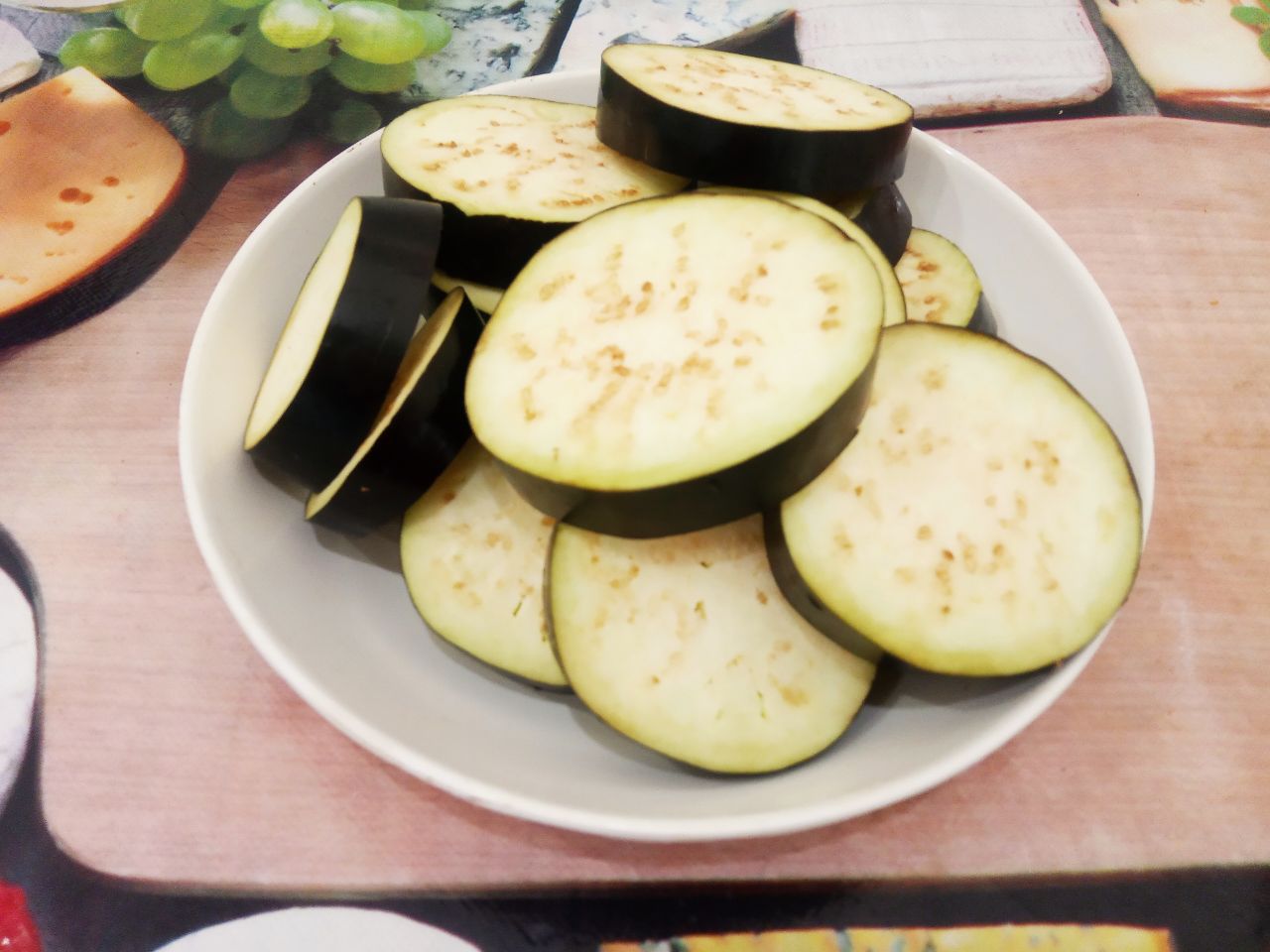 Жареные баклажаны, с помидорами и сметанным соусом: Баклажаны промываем, срезаем концы и разрезаем на кружочки толщиной 0, 5 см.