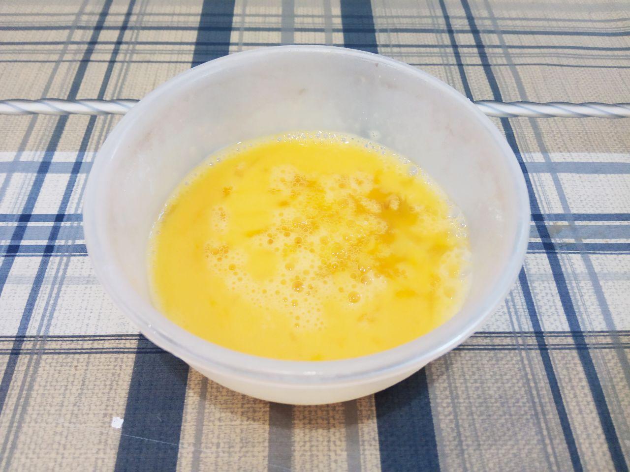 Куриные бедрышки жареные в духовке в кляре и сухарях: Яйца взбиваем и солим по вкусу.