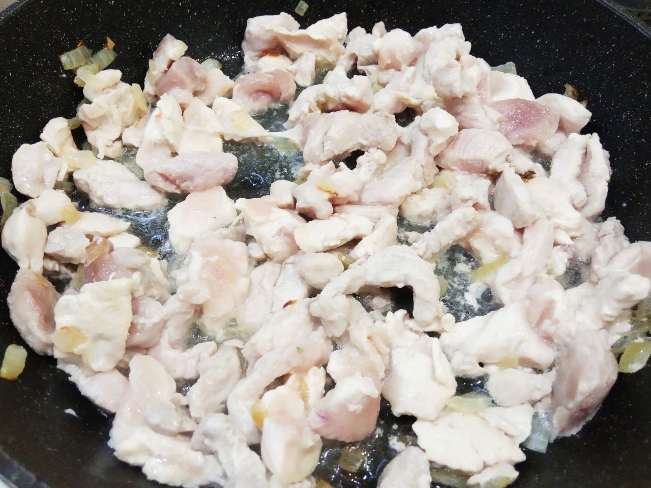 Макаронные гнёзда с мясом и сыром, в соусе: Кладем кусочки мяса, солим, перчим по вкусу, добавляем соевый соус и обжариваем до полу готовности.