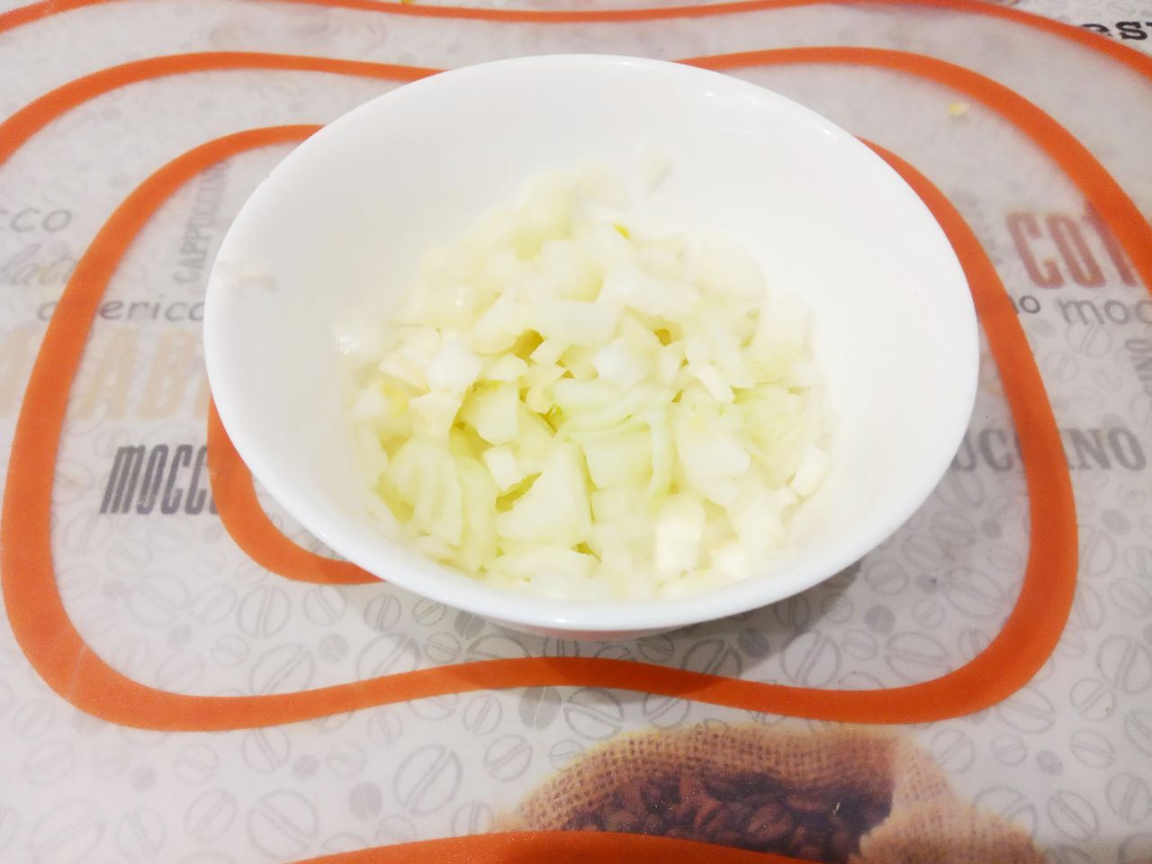 Простой рецепт макаронных изделий с мясом, сыром и луком, вкусно и аппетитно: Лук очищаем от шелухи, промываем и измельчаем.