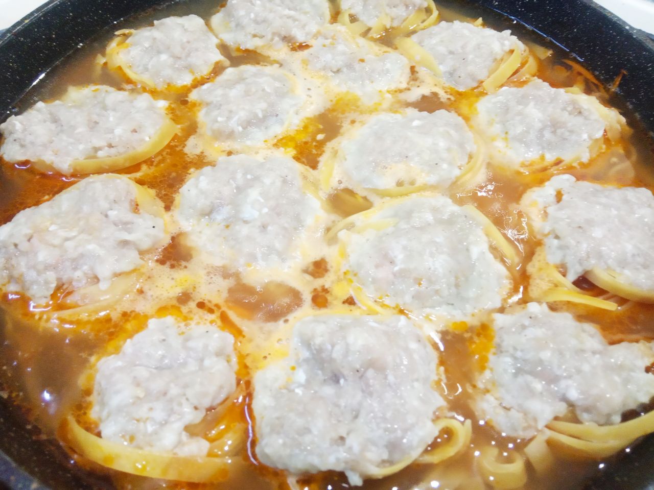 Макаронные гнёзда с фаршем и сыром на сковороде: Доводим макаронные гнёзда до кипения, убавляем огонь, закрываем плотно крышкой и тушим гнёзда 20 минут.
