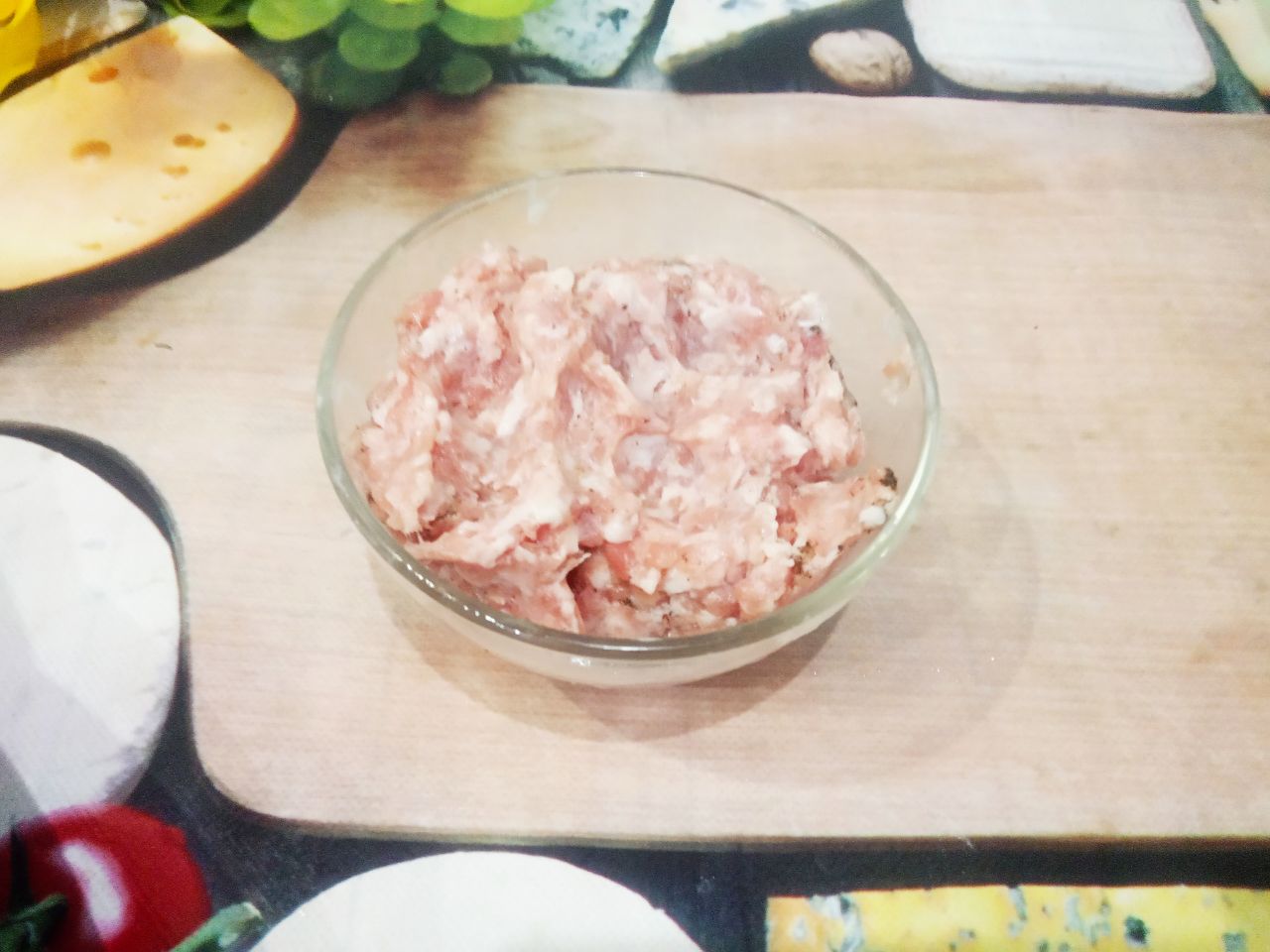Запеченные баклажаны с фаршем, помидорами и сыром, в духовке: Фарш готовый или мясо пропускаем через мясорубку, солим и перчим по вкусу.