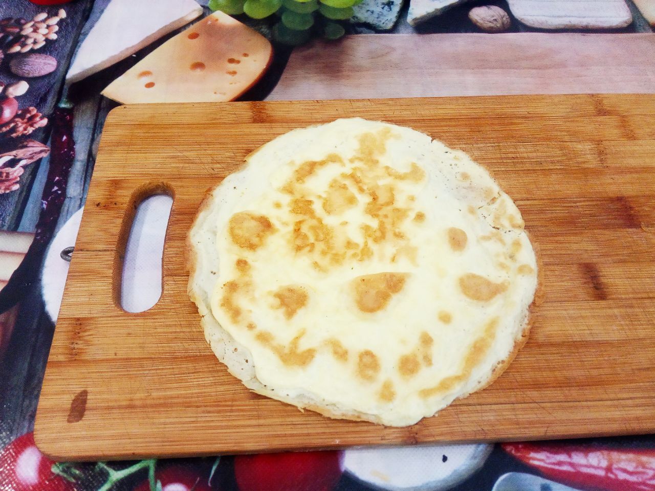 Закуска из яичных блинов с начинкой, просто и вкусно: Разогреваем сковороду, смазываем маслом и наливаем яичную смесь. Обжариваем блины с двух сторон.