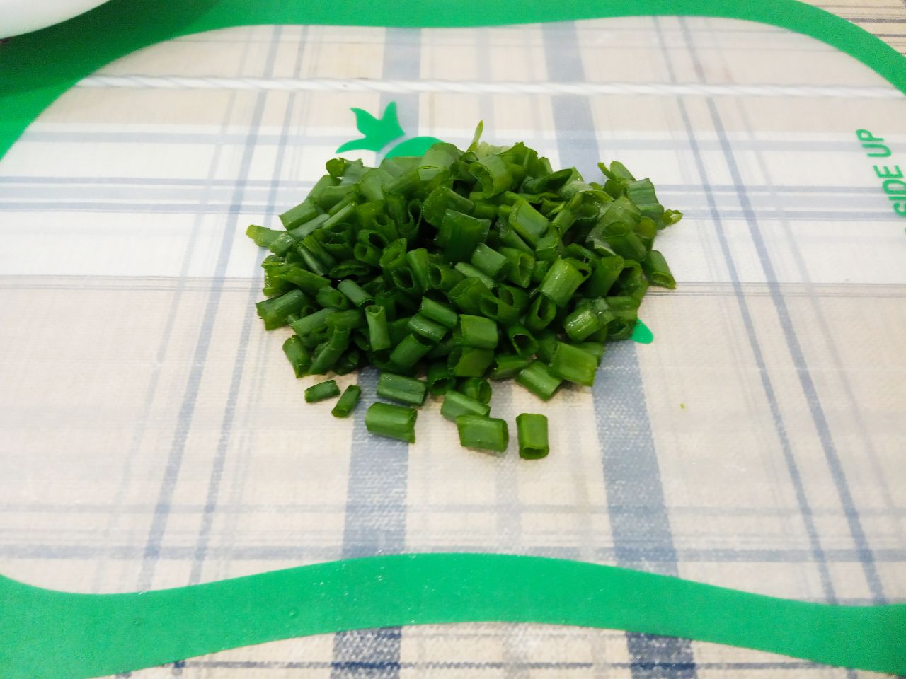 Простой салат из зелени, просто и вкусно: Лук зеленый перебираем, промываем и измельчаем.