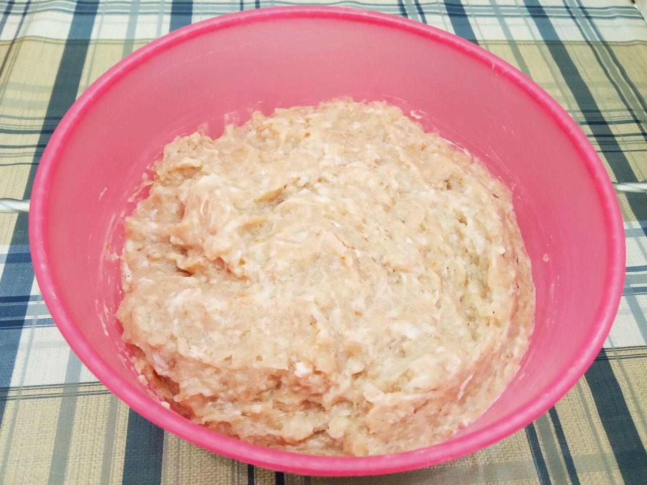 Сочные котлеты из куриного филе и грудинки: Соединяем все подготовленные ингредиенты, солим и перчим вкусу, тщательно перемешиваем. Чтобы котлетная масса