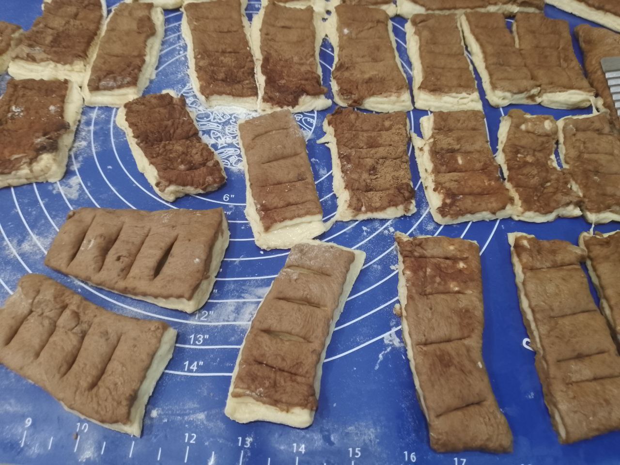 Булочки из слоеного теста с корицей и изюмом: На прямоугольниках делаем небольшие надрезы до светлого теста, как на фотографии.