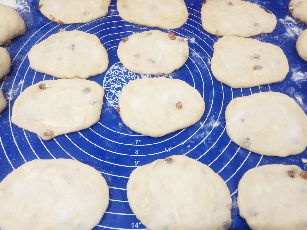 Булочки с начинкой из жареных яблок, изюма и корицы: Колобки для булочек с изюмом, раскатываем продолговатыми кружочками, которые смазываем сливочным маслом и