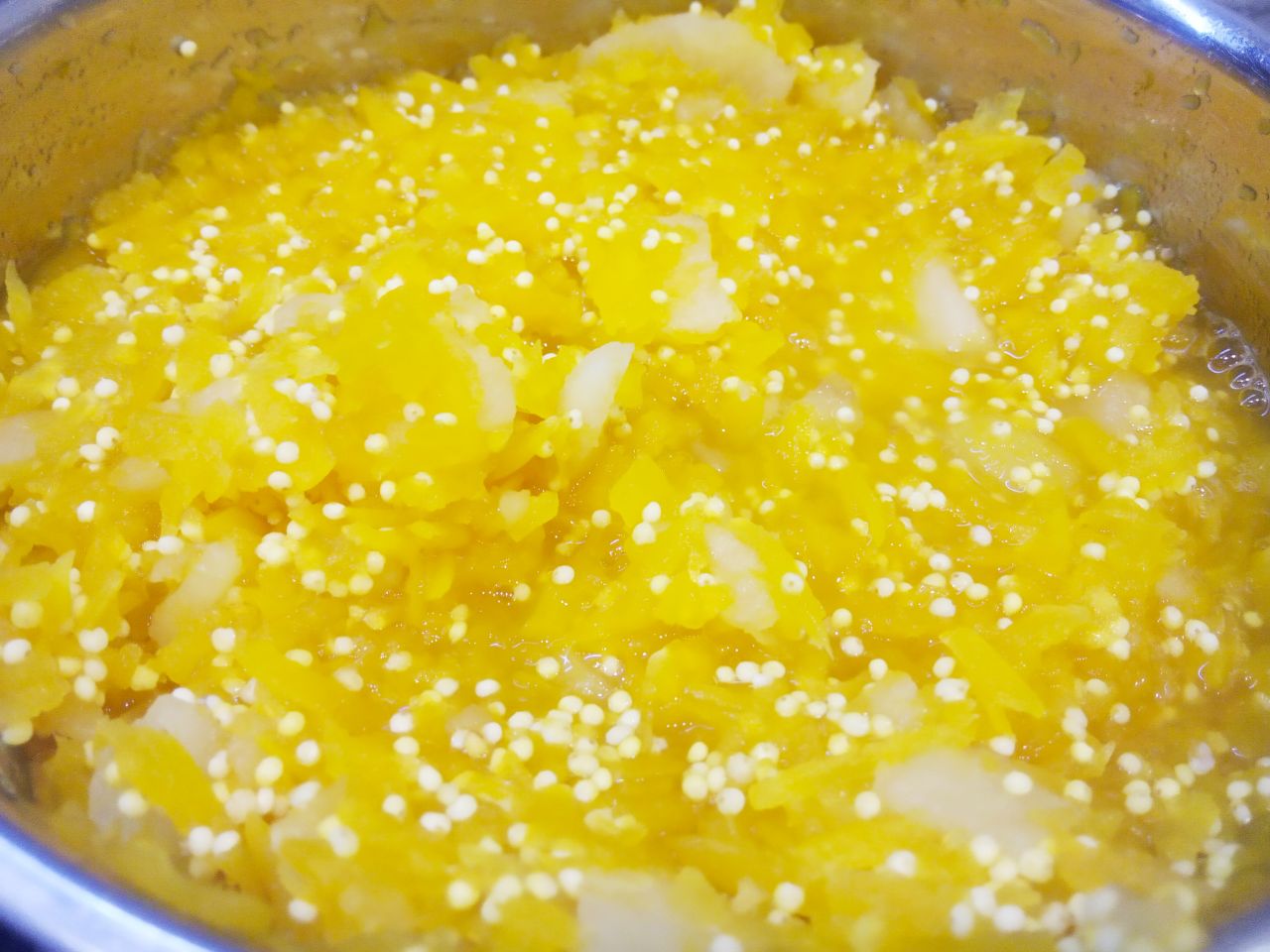 Тыквенная каша с пшеном и яблоками: Добавляем пшено, молоко, соль и сахар по вкусу, размешиваем и доводим до кипения. Молока я добавляю по