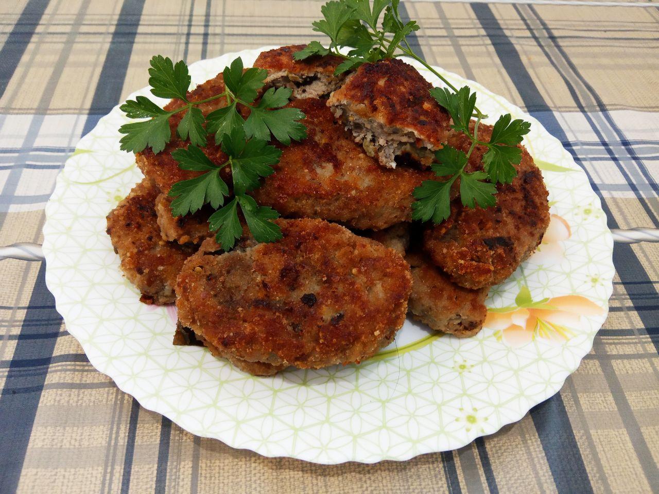 Котлеты мясные с баклажанами