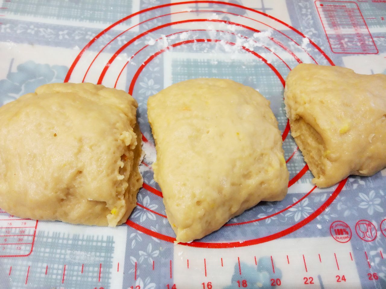 Печенье с джемом и кунжутом подсушенное в духовке: Тесто разделяем на три части.