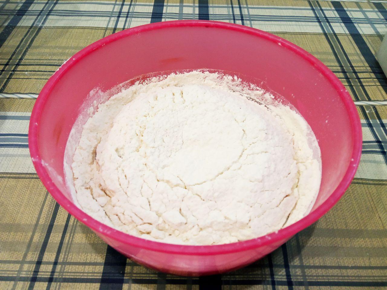 Шоколадное печенье рассыпчатое и хрустящее: Всыпаем муку, размешиваем сначала лопаткой, затем руками замешиваем тесто.