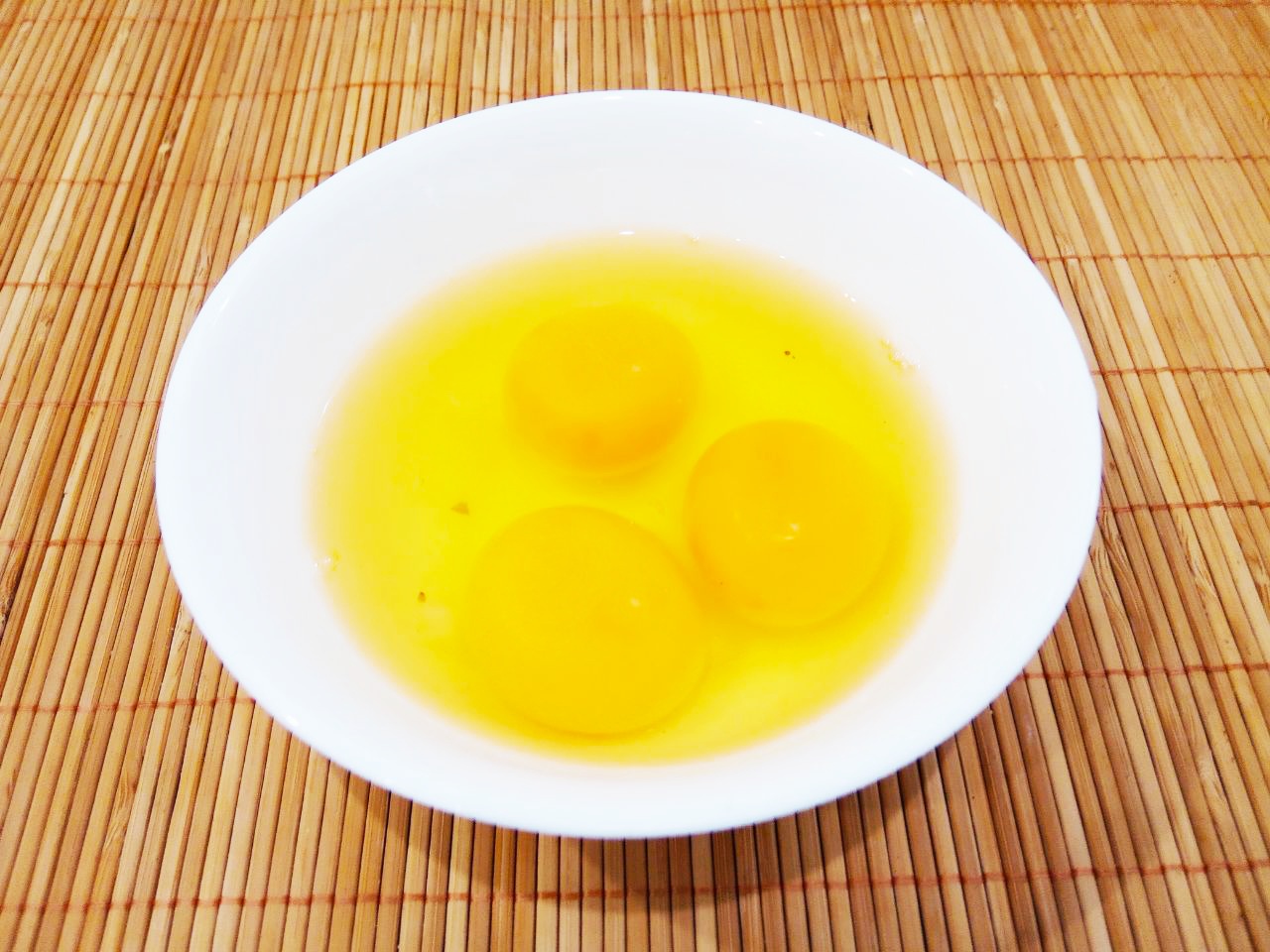 Капуста брокколи, в яичном кляре с сыром: Приготовим кляр, яйца разбиваем в миску или другую посуду, взбиваем.