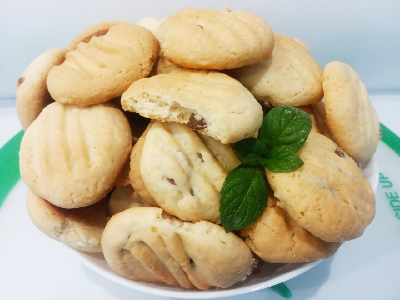 Домашнее печенье с изюмом и крахмалом, рассыпчатое и нежное: Печенье выкладываем осторожно, хрупкое или охлаждаем и тогда выкладываем на блюдо.
