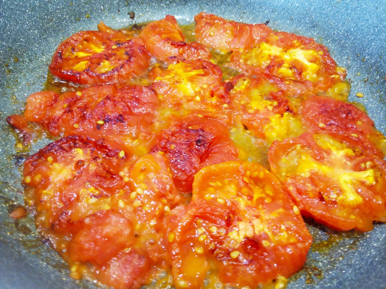 Мясо с соусом из овощей, к макаронным изделиям: Обжариваем на растительном масле помидоры, лук и чеснок, с двух сторон.