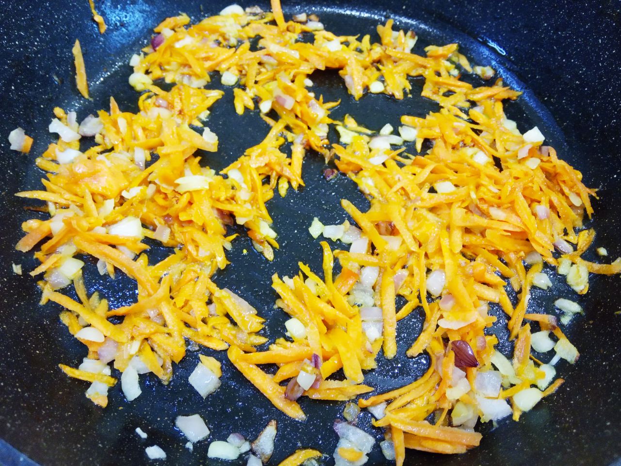 Тушеная чечевица со свининой и овощами, сытно и вкусно: Добавляем тертую морковь и обжариваем несколько минут.
