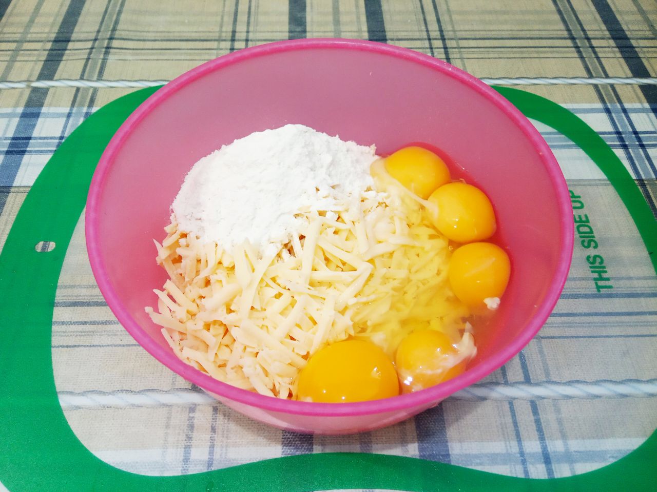 Аппетитные сырные блинчики с мясной начинкой: Добавляем к сыру муку и яйца, хорошо размешиваем. Если тесто густое и плохо разравнивается на сковородке,