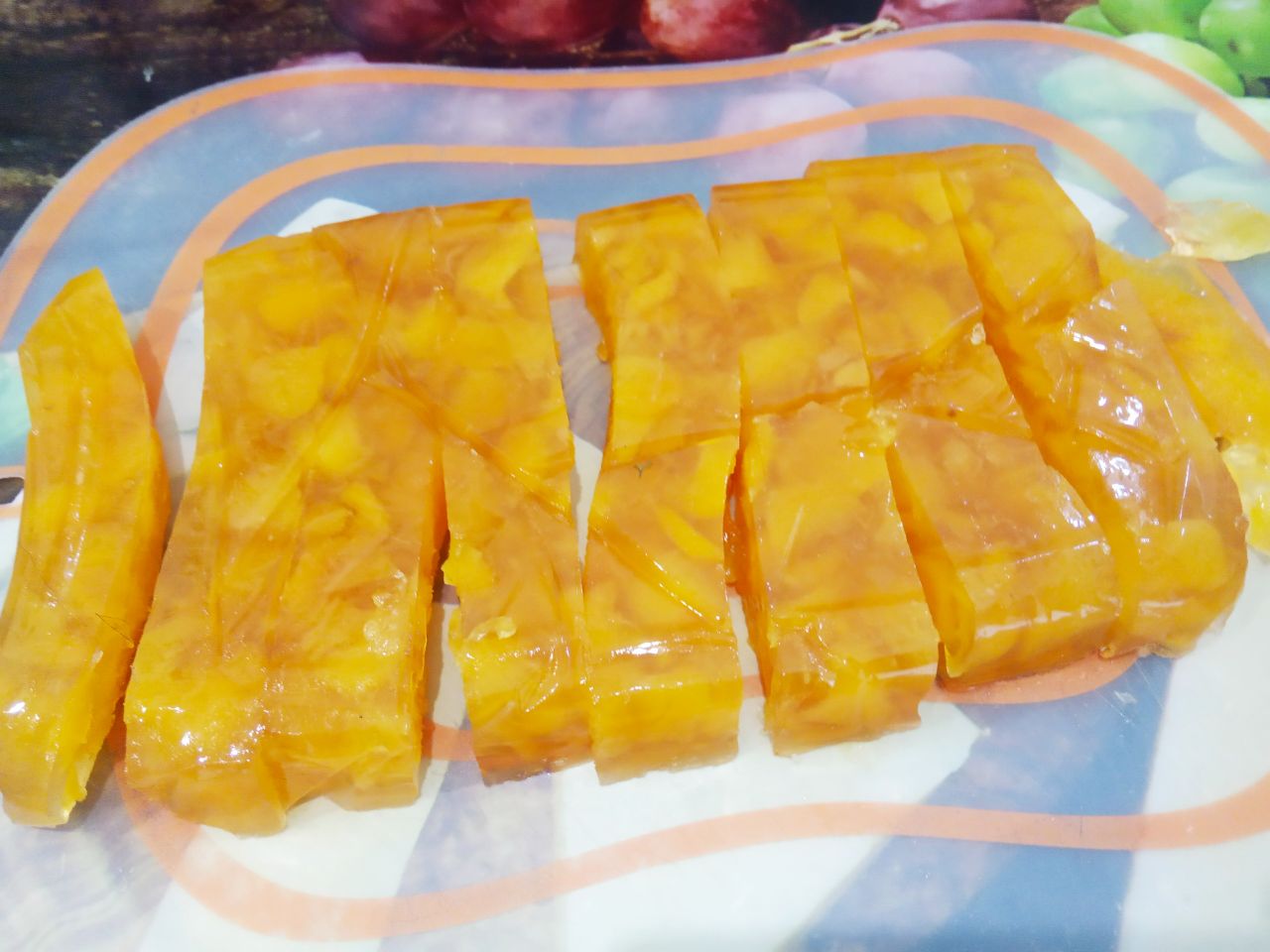 Нежный мармелад из персиков, ароматный и вкусный: Мармелад разрезаем на полоски и нарезаем различными фигурками, я нарезала ромбиками.