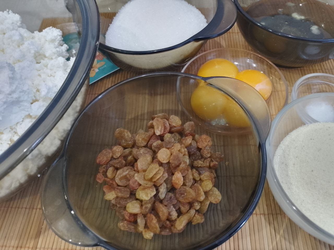 Творожная запеканка с изюмом, нежная и вкусная