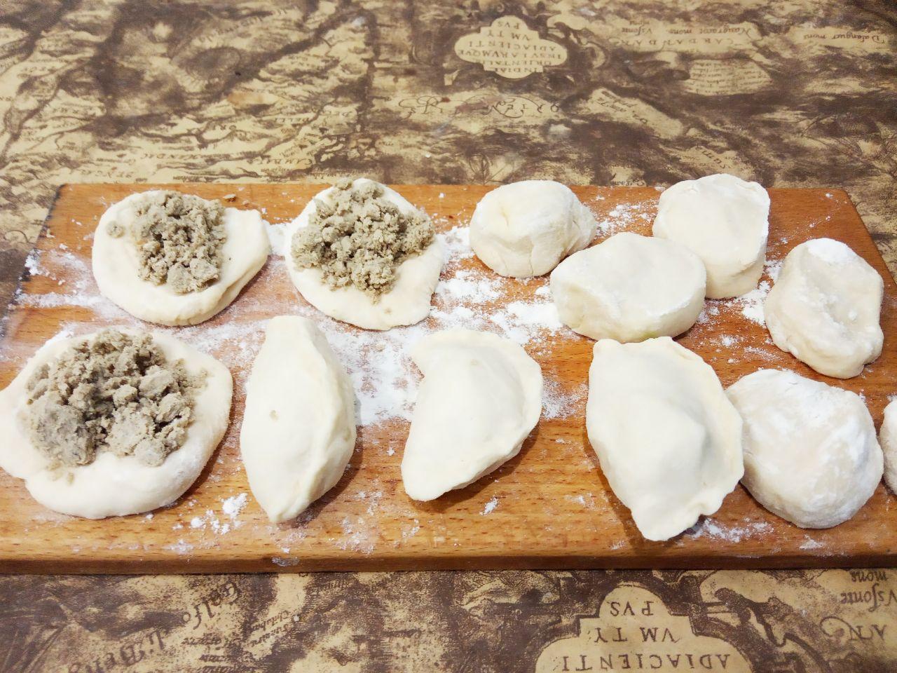 Вареники на кефире с халвой на пару, воздушные и вкусные: На середину лепешки накладываем чайной ложкой халву, соединяем и защипываем плотно края. Нежелательно класть