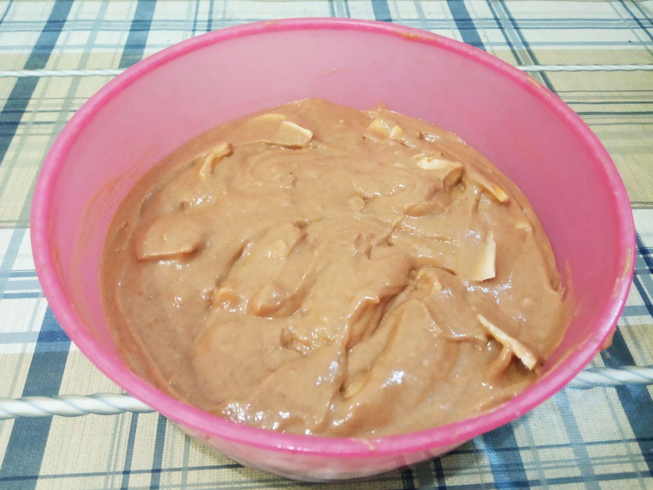 Простой рецепт шоколадного пирога с яблоками и заварным кремом: Яблоки промываем, просушиваем и очищаем от сердцевины и семечек, нарезаем дольками и добавляем в тесто,