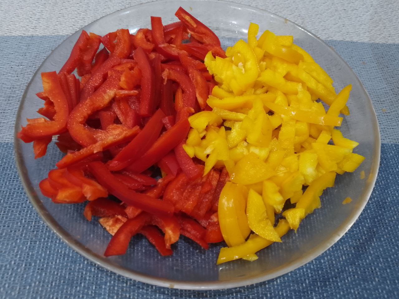 Капуста маринованная с перцем, морковью и чесноком: Перец промываем, очищаем от плодоножек и семян, нарезаем соломкой.