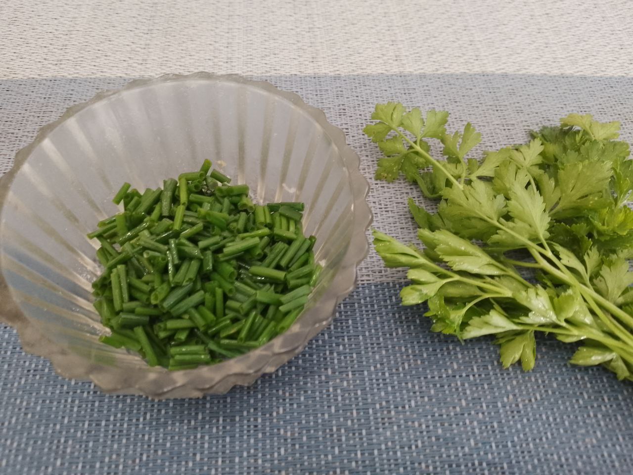 Картофельные котлеты с сыром, мясом, в яичном кляре: Зелень промываем, просушиваем и измельчаем.