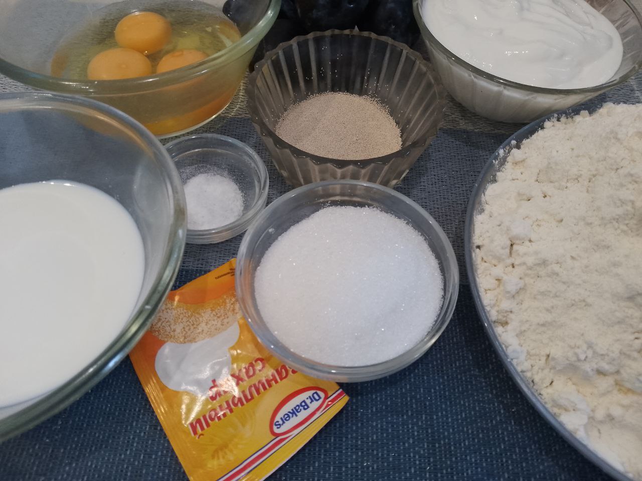 Булочки с начинкой из шоколадной крошки, воздушные и ароматные: Молоко подогреваем до теплого состояния и разводим в нем сухие дрожжи.