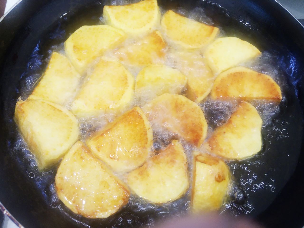 Картофель жареный с чесноком и зеленью: Жарим на небольшом огне до аппетитной хрустящей корочки со всех сторон.