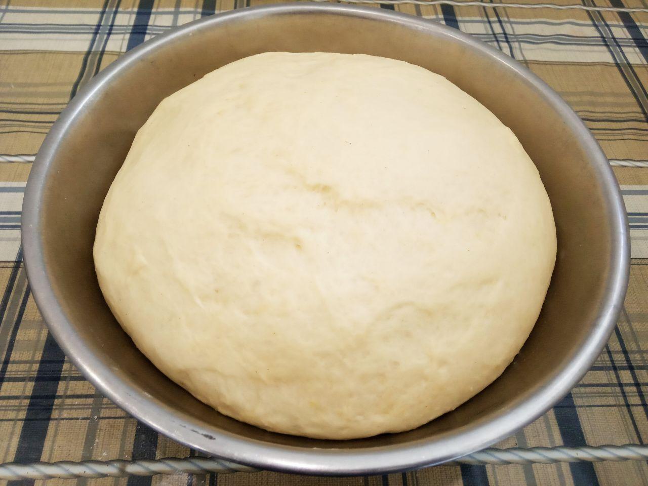 Булочки с шоколадной крошкой из дрожжевого теста на желтках: Подошедшее тесто перемешиваем и оставляем еще на полчаса для подъема.