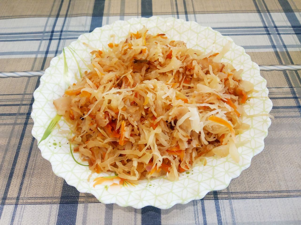 Воздушные вареники с жареной квашеной капустой приготовленные на пару: Муку просеиваем через мелкое сито и частями добавляем в тесто. Замешиваем мягкое и нежное тесто.